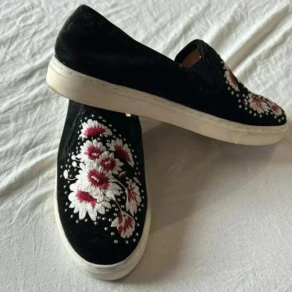 Vince Camuto slip on shoes - Picture 3 of 5